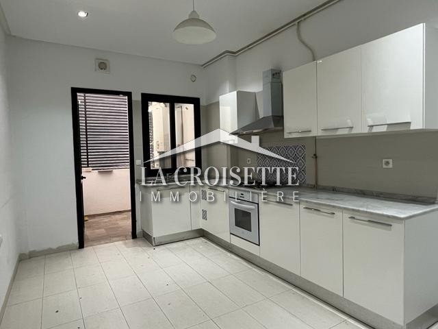 Appartement S+4 avec jardin et chambre de service à La Marsa